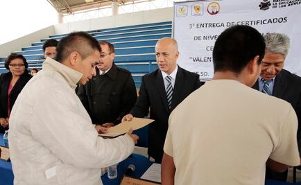 Entregan certificados de alfabetización a 20 internos