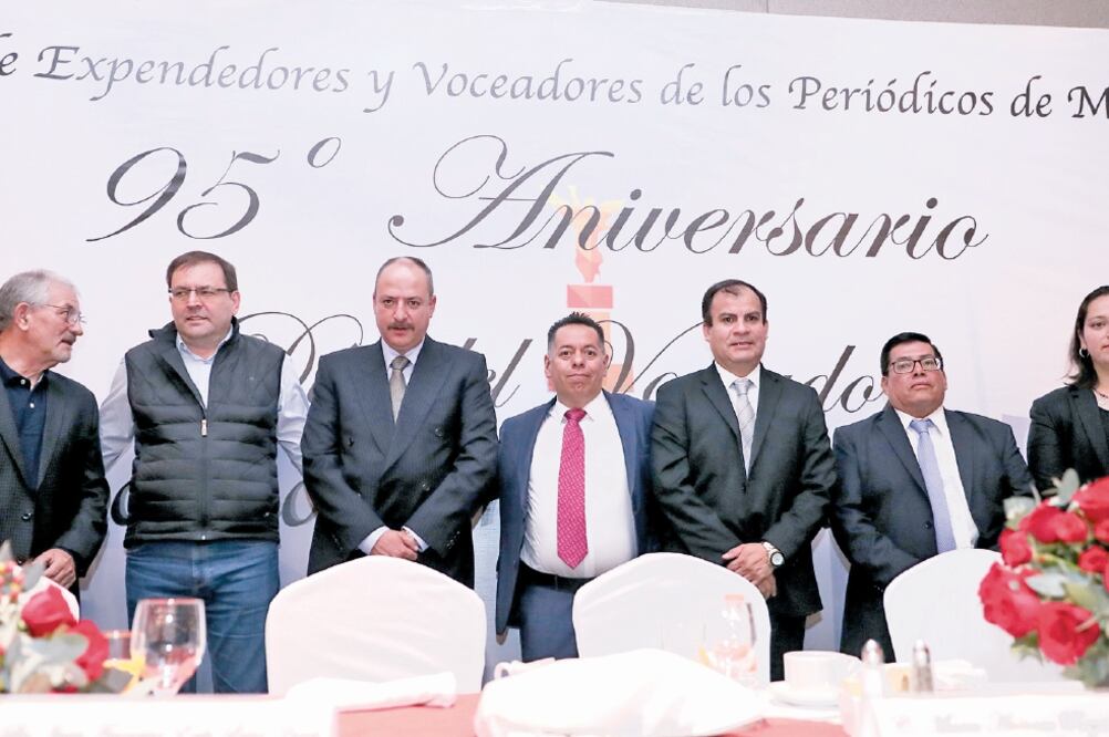 El Director General de EL UNIVERSAL, Juan Francisco Ealy Lanz Duret (tercero de izq. a der.), participó en el 95 aniversario de la Unión de Expendedores y Voceadores. (FOTOS: LUCÍA GODÍNEZ. EL UNIVERSAL)