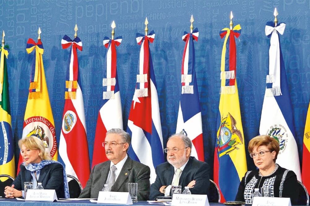 Olga Sánchez (primera de izq. a der.) y Beatriz Luna participan en el Primer Encuentro Iberoamericano sobre Igualdad de Género e Impartición de Justicia (ADRIÁN HERNÁNDEZ. EL UNIVERSAL)
