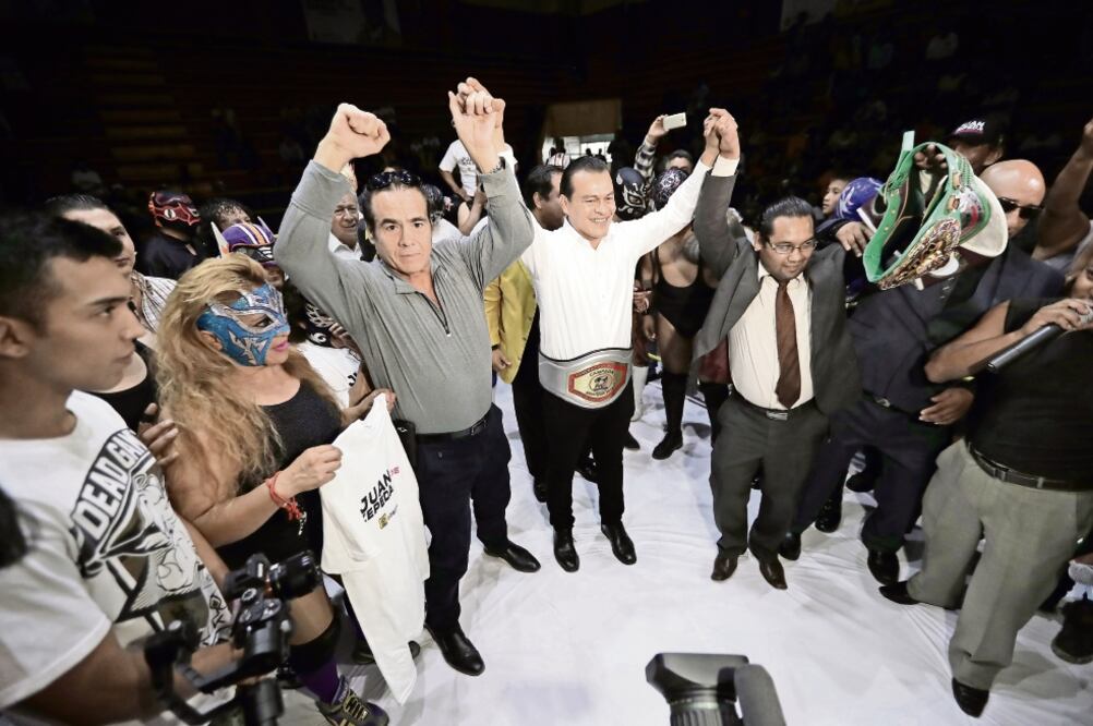 Durante una función de lucha libre en la Arena Nezahualcóyotl, el perredista se comprometió a construir un hospital de medicina deportiva (ALEJANDRO ACOSTA. EL UNIVERSAL)
