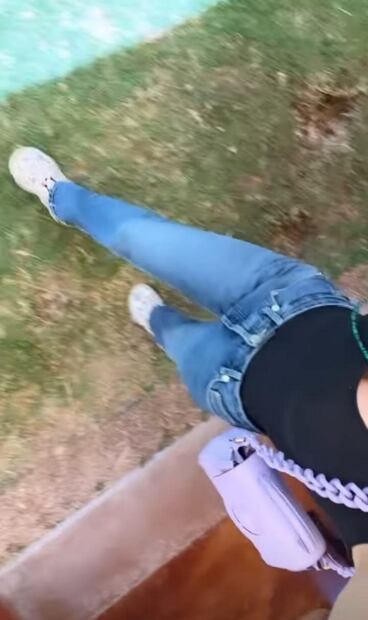 El look con aires noventeros de Ángela Aguilar