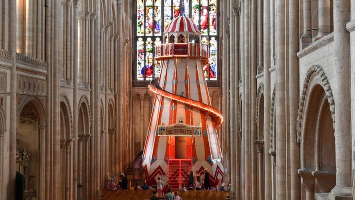 El tobogán en espiral se colocó en el centro de la nave de la catedral de Norwich (Foto: PA Media)