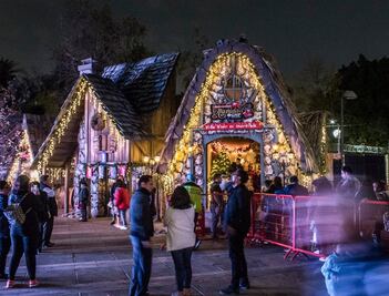 Villa Iluminada y pista de hielo en la colonia Roma