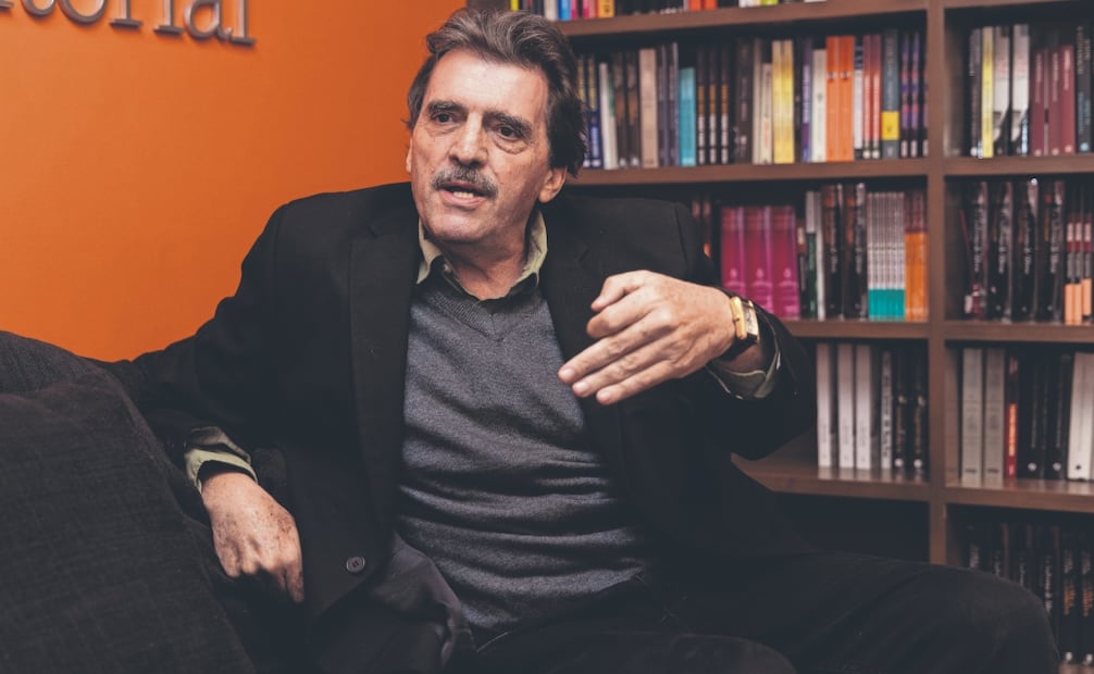 Entrevista al escritor Enrique Serna, por su novela El dios hambriento. Foto Hugo Salvador/ EL UNIVERSAL
