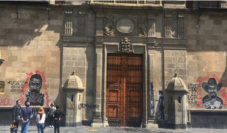 Tras concluir plantón frente a Palacio Nacional, manifestantes realizan pintas en recinto histórico 