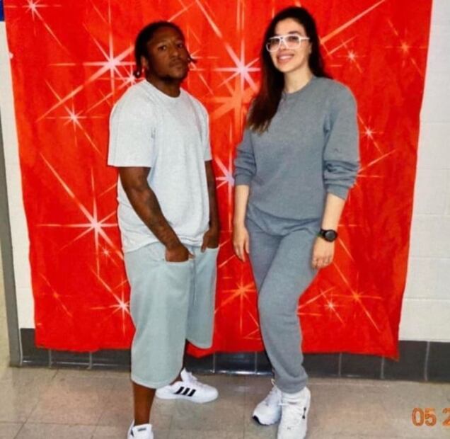 Con tennis de marca y gafas, reaparece Emma Coronel desde prisión en EU