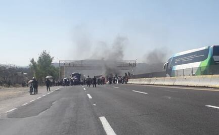 Bloquean autopista y carretera federal Puebla-México