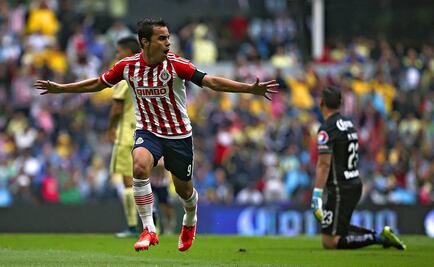 Chivas vence con doblete de Omar Bravo 