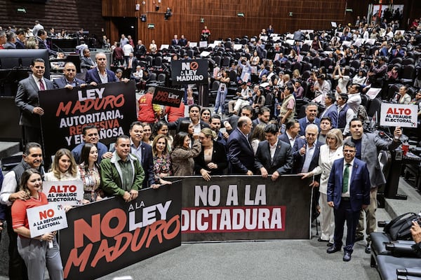 Batean reforma; hoy Sheinbaum manda Plan B electoral 