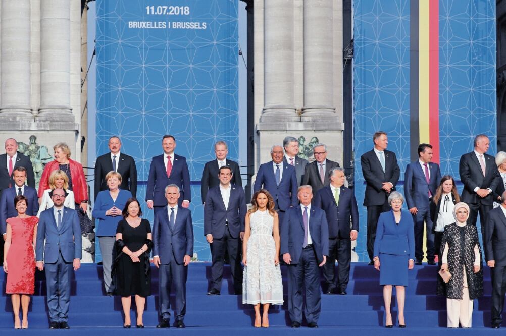 Los líderes de los países miembros de la OTAN, y sus parejas, se preparan para la foto de la cumbre que arrancó ayer en Bruselas y concluye hoy (YE PINGFAN. XINHUA)