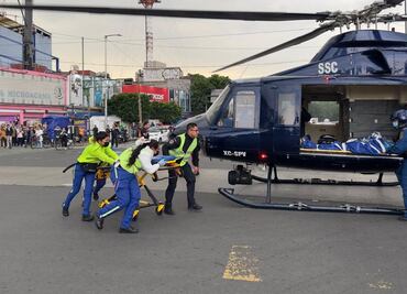 VIDEO Así paralizó el tránsito el traslado de hombre en ambulancia aérea; helicóptero aterriza en cruce con Circuito Interior