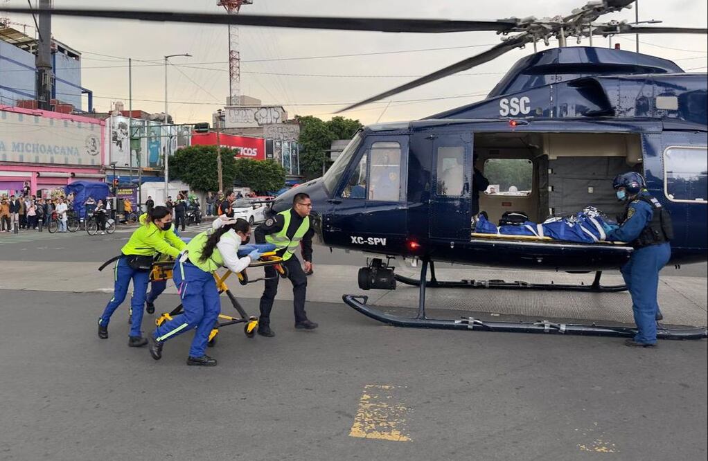 Se realizó un operativo para trasladar a un hombre en una ambulancia área en helicóptero de la Secretaría de Seguridad Ciudadana (SSC) de la Ciudad de México en el cruce de Circuito Interior y Benjamín Franklin, en la alcaldía Miguel Hidalgo. (Foto: especial)