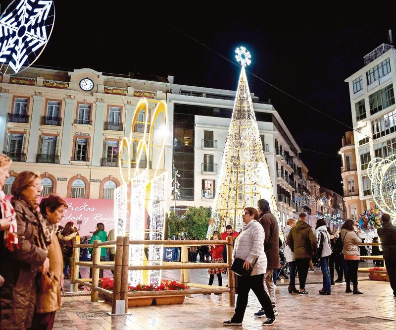 En Málaga el gobierno de la ciudad instaló grandes luminarias para estas fechas navideñas. Asociaciones ambientales consideran obscena la inversión en los adornos. JORGE GUERRERO. AP