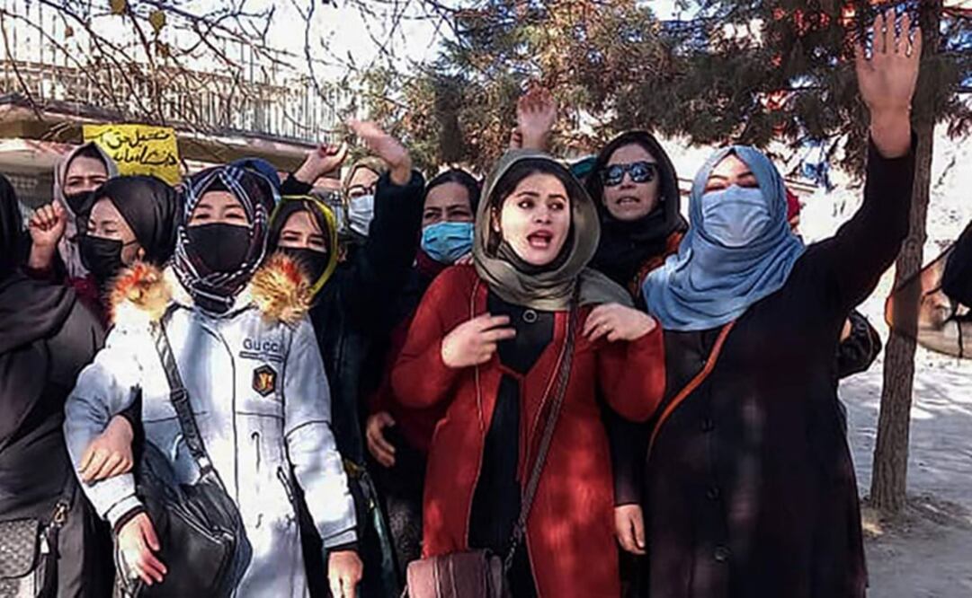 "Derechos para todos o para nadie", reclamaron las manifestantes en un barrio de Kabul. Foto: EFE 