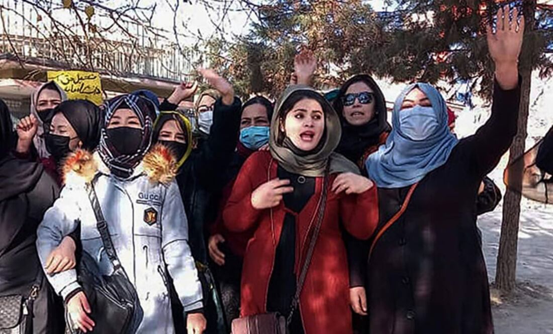 "Derechos para todos o para nadie", reclamaron las manifestantes en un barrio de Kabul. Foto: EFE