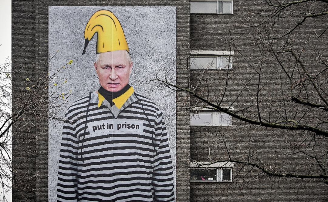 Imagen ilustrativa de un artista alemán que pintó al presidente ruso con ropa de prisión. Foto: EFE/ Sascha Steinbach