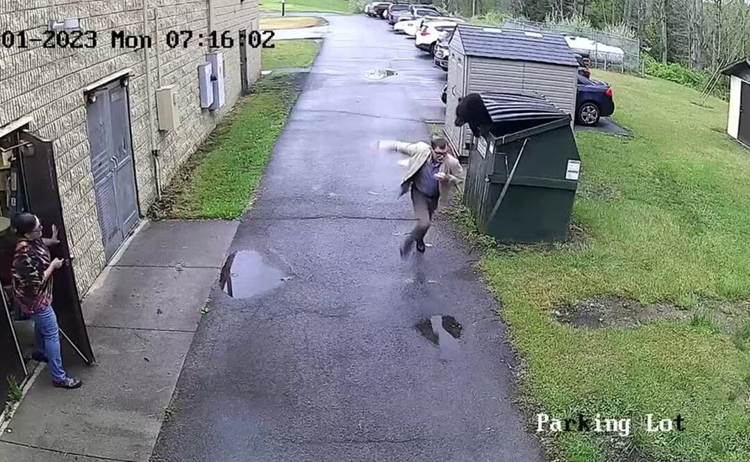Marsh no sabía que el oso estaba dentro del contenedor de basura cerrado antes de abrirlo. Foto: Tomada del video