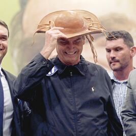 “No soy de extrema derecha”, asegura Bolsonaro en Brasil