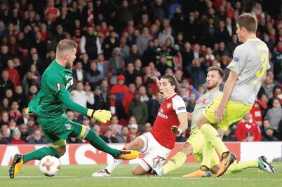 Exceso de fans retrasa partido