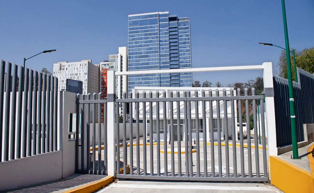 La clínica de salud en la colonia Madrazo, uno de los compromisos como parte de las obras de mitigación, ya fue concluida, pero no está equipada y no está abierta al público. Foto: Santiago Reyes / EL UNIVERSAL