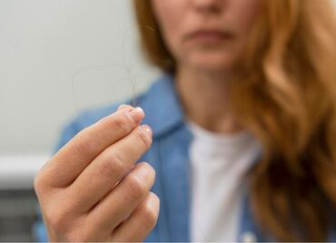 Esta es la vitamina que debes tomar para que no se te caiga el cabello en otoño