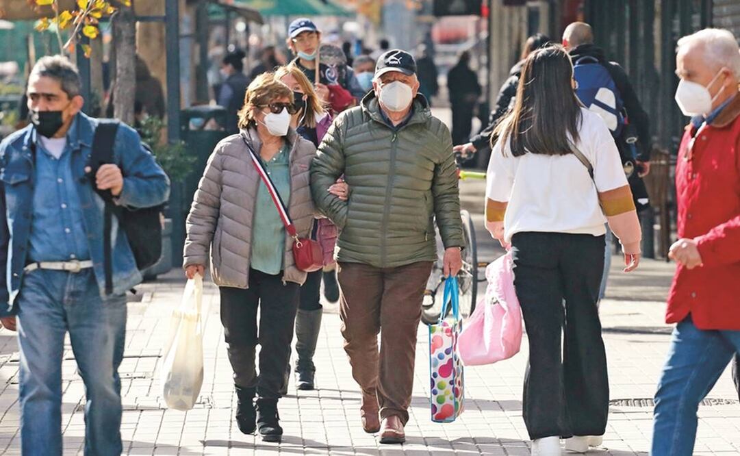 Chilenos, ayer en Santiago. Alrededor de 3.8 millones de personas salieron este martes de la cuarentena en esta ciudad. Foto: Elvis González. EFE