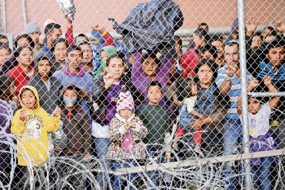 Inmigrantes centroamericanos, bajo detención por la Oficina de Aduanas y Protección Fronteriza, en El Paso, Texas. (JOSE LUIS GONZALEZ. REUTERS)