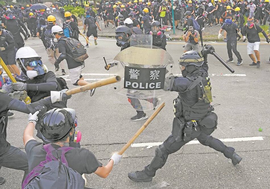 Manifestantes y las autoridades se enfrentaron ayer durante una protesta contra el gobierno en Hong Kong. Foto/VINCENT YU. AP
