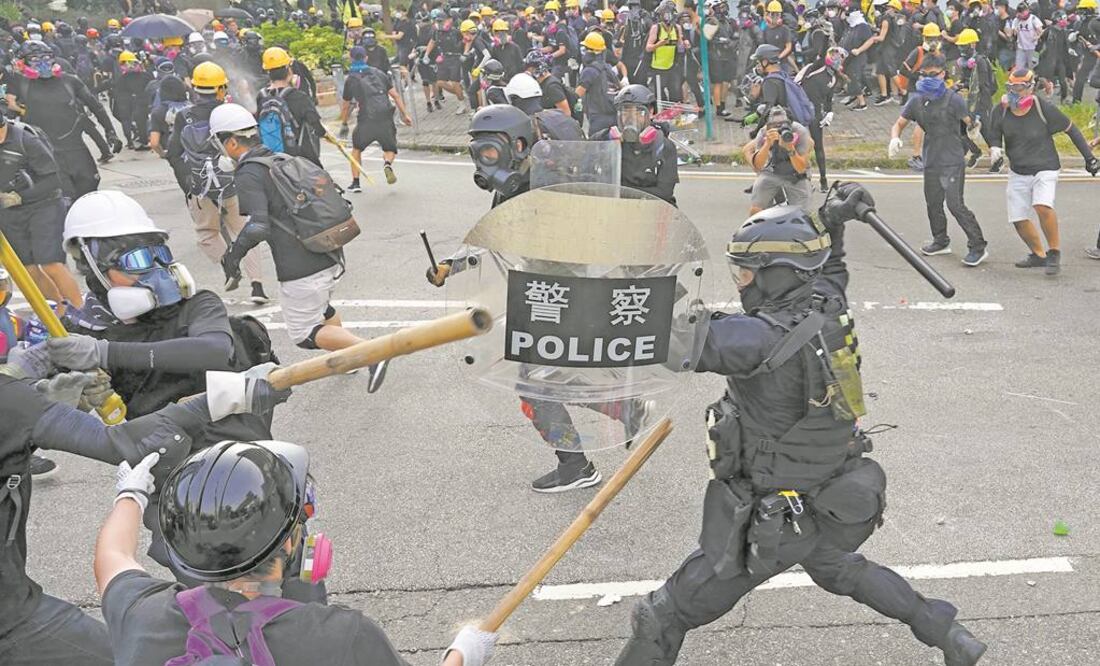 Manifestantes y las autoridades se enfrentaron ayer durante una protesta contra el gobierno en Hong Kong. Foto/VINCENT YU. AP