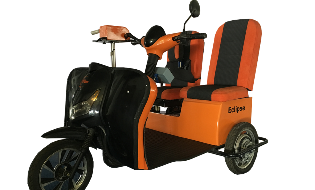 El prototipo está basado en una motocicleta eléctrica modificada (basada en el modelo de un triciclo) que tiene la peculiaridad de que el paciente vaya acompañado. FOTO: Conacyt