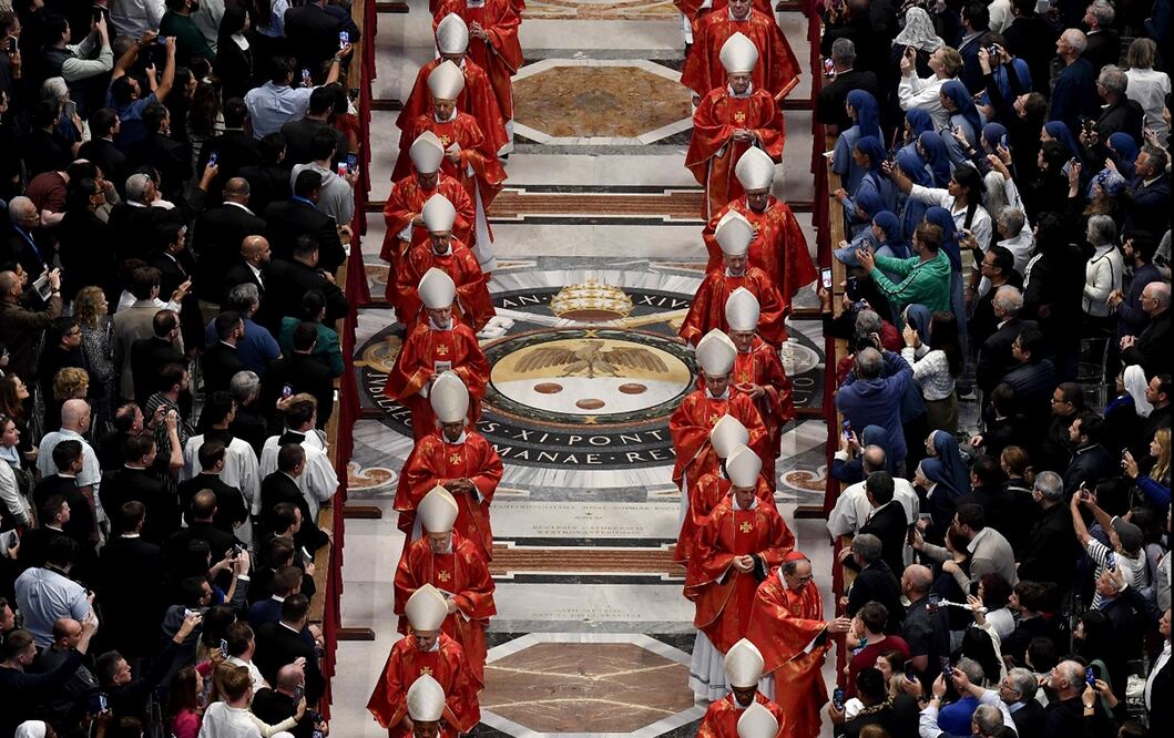 Cardenales asisten a la misa "Pro eligiendo pontífice", que ofició el decano del colegio cardenalicio, Giovanni Battista Re, en la Basílica de San Pedro del Vaticano, el miércoles 7 de mayo de 20205. Foto: EFE
