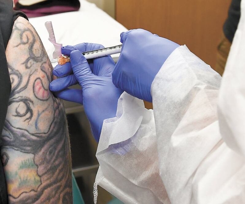 Una enfermera prueba una posible vacuna contra el coronavirus en un voluntario, en Nueva York, el pasado 27 de julio. Foto: HANS PENNINK. AP
