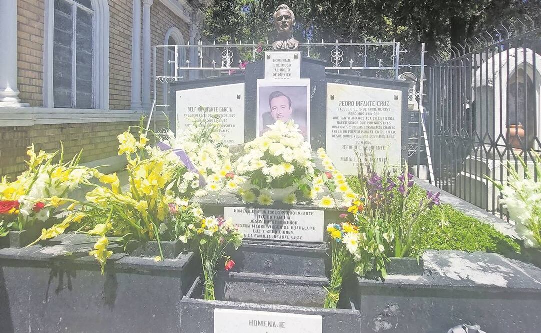 La tumba del actor y cantante fue cubierta de flores ayer, durante su 66 aniversario luctuoso. Foto: Sughey Baños/ El Universal