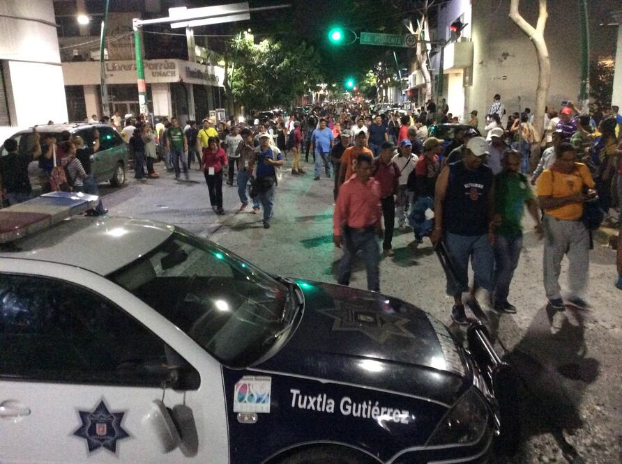 Una caravana de varias decenas de autos y camionetas arribaron hasta la zona de ocupación magisterial y formaron una barricada sobre la principal avenida y marcharon hasta la "Plaza de la Resistencia"  (FOTO: ÓSCAR LEÓN)