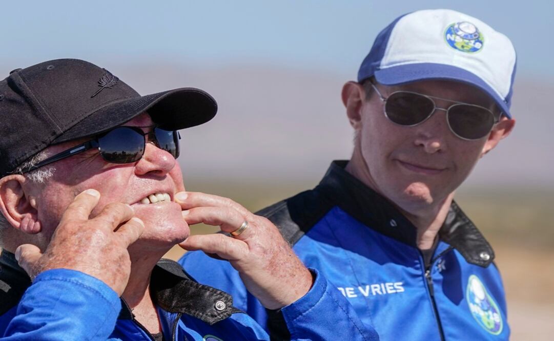 Glen de Vries y William Shatner en el despegue del cohete en el puerto espacial de Texas.   Foto: AP 