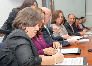 Mujeres, segmento más vulnerable en pensiones: Consar