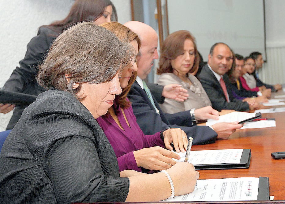 Mujeres, segmento más vulnerable en pensiones: Consar