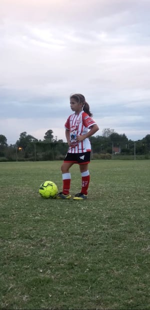 Indignación en Argentina. Niña es sancionada por jugar en un club de futbol varonil