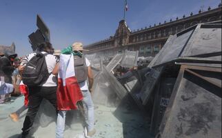 Manifestantes logran derribar las vallas metálicas soldadas de Palacio Nacional; se enfrentan con policías