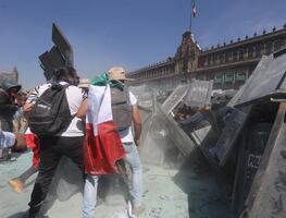 Manifestantes logran derribar las vallas metálicas soldadas de Palacio Nacional; se enfrentan con policías