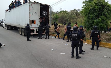 Rescatan a 150 migrantes centroamericanos hacinados en caja de tráiler en Veracruz