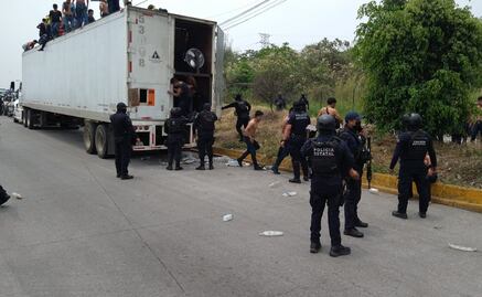 Rescatan a 150 migrantes centroamericanos hacinados en caja de tráiler en Veracruz