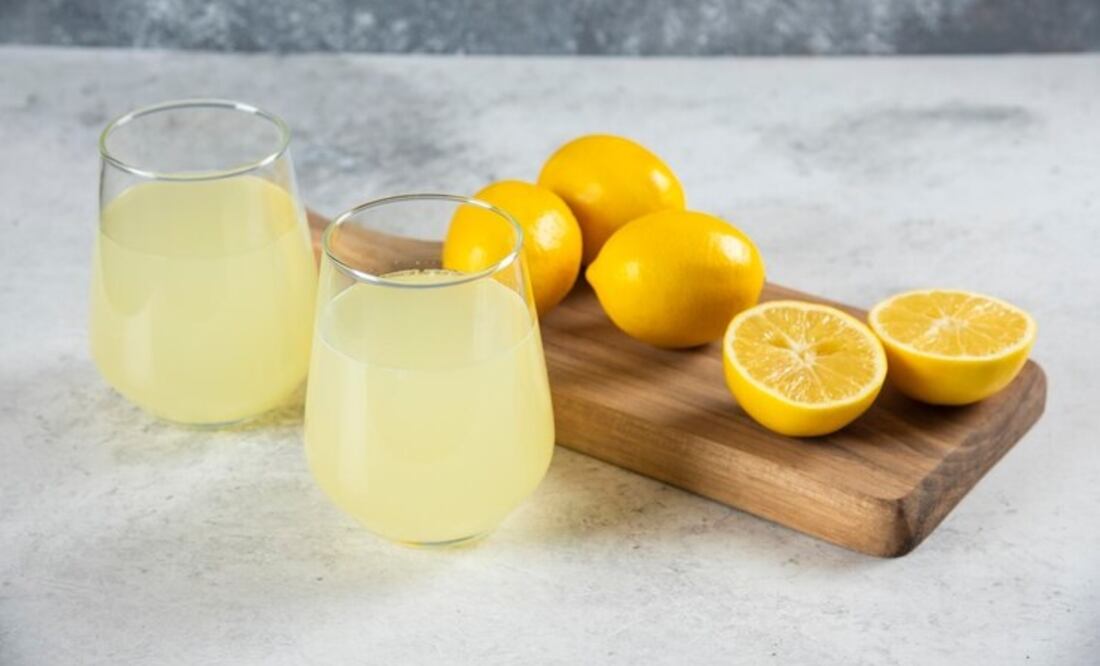 Agua con limón | Fuente: Freepik