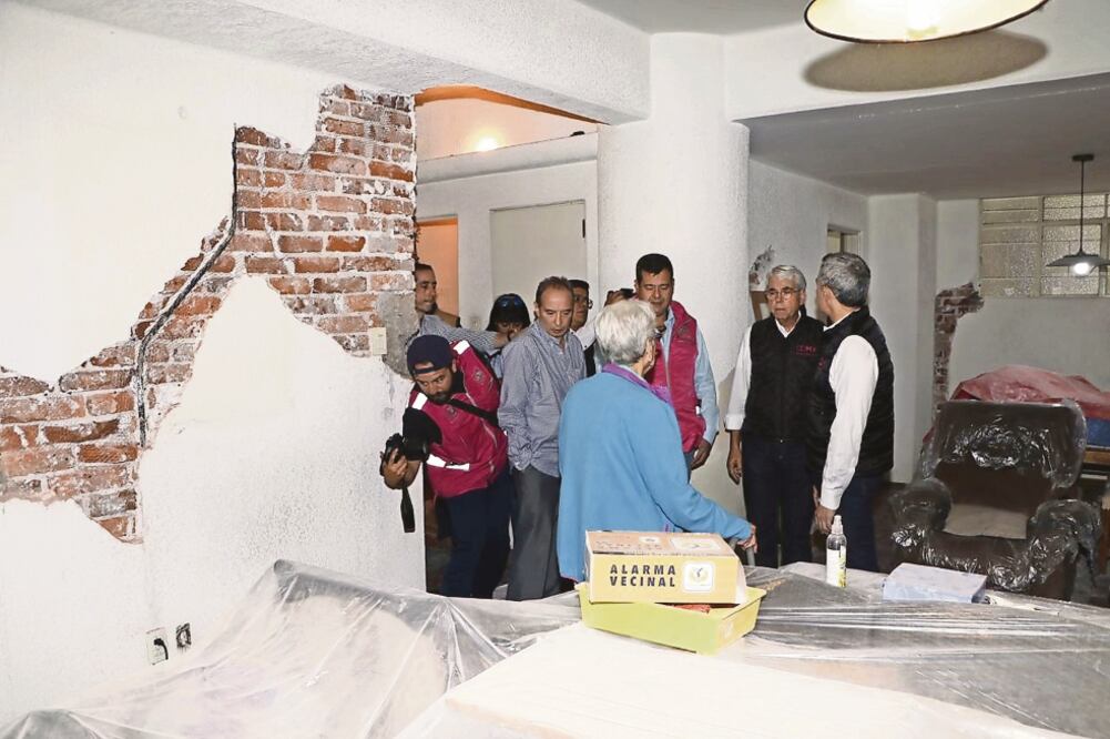 El jefe de Gobierno, Miguel Ángel Mancera Espinosa, supervisó los trabajos de rehabilitación que se llevan a cabo en el inmueble ubicado en Río Tigris 22, en la colonia Cuauhtémoc, catalogado en color amarillo después del sismo del 19 de septiembre. (ESP)