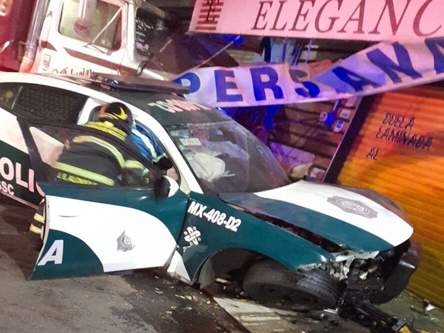 Un policía resultó lesionado luego de que un camión de carga embistió la patrulla en la que viajaba en calles de Azcapotzalco. Foto: Especial