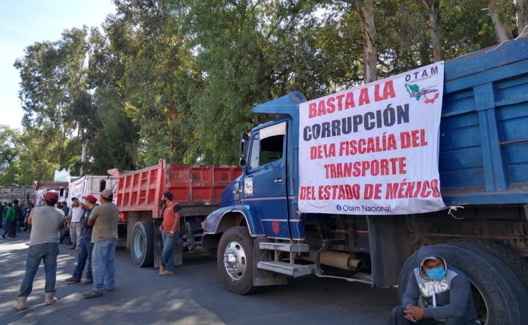 Los transportistas se manifestaron frente a las instalaciones de la Fiscalía Regional de Texcoco   Foto: Especial 