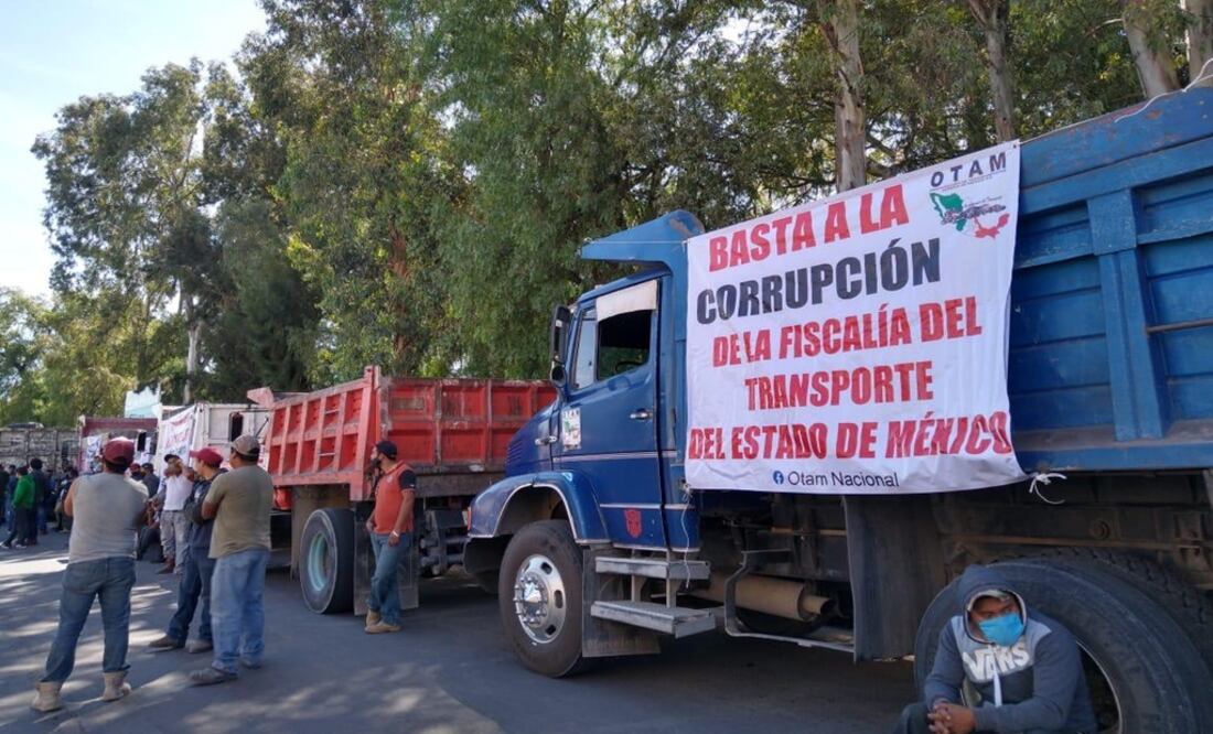 Los transportistas se manifestaron frente a las instalaciones de la Fiscalía Regional de Texcoco Foto: Especial