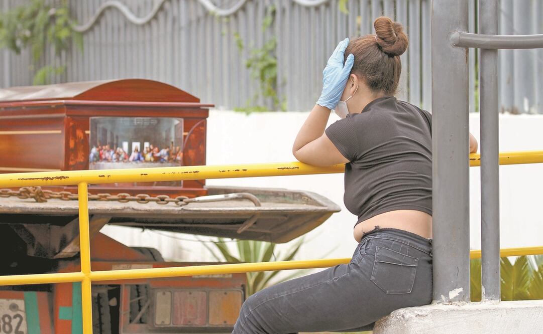 Una mujer protegida con cubrebocas y guantes espera a que le entreguen el cuerpo de un familiar, en un hospital en Guayaquil, en Ecuador, el 1 de abril. Foto: ENRIQUE ORTIZ. AFP
