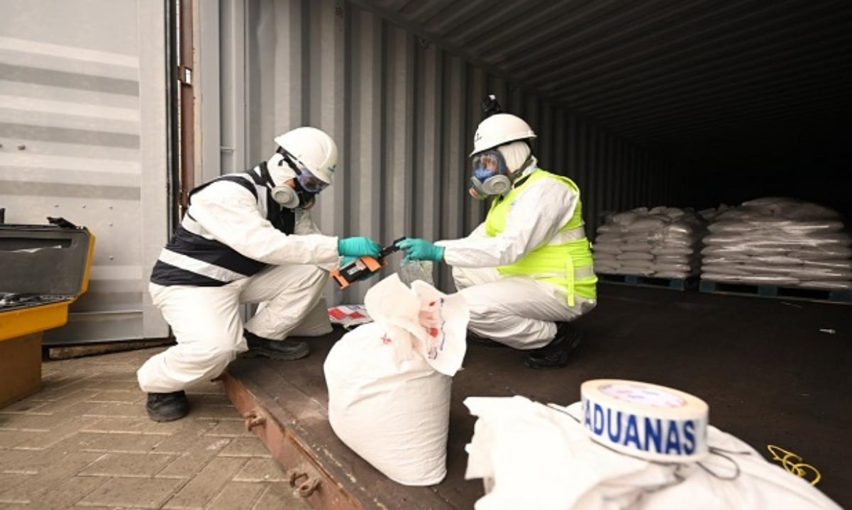 Personal de aduanas en Perú toma muestras del contenedor incautado en el puerto del Callao, cuyo contenido tóxico estaba destinado a la minería ilegal en la Amazonía. Foto: Gobierno de Perú.