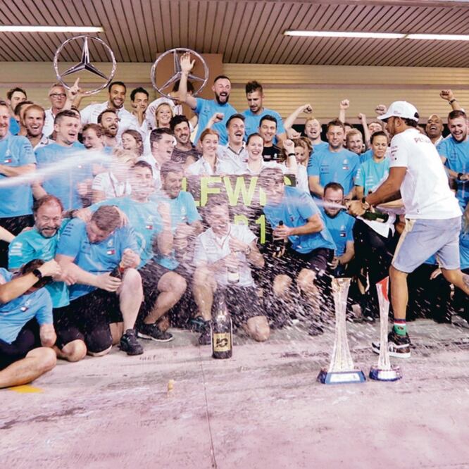 El campeón Lewis Hamilton dio el cerrojazo con triunfo; celebró con su equipo. (HAMAD I. MOHAMMED. REUTERS)